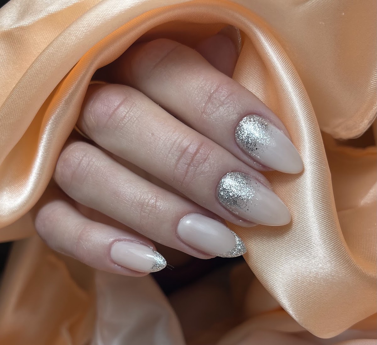 Manicura en tonos nude con detalle de purpurina plateada realizada en Anais Beauty Studio
