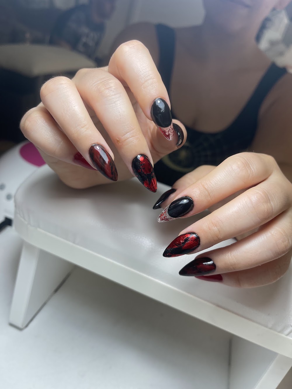 Nail art dramático en rojo y negro con efecto marmolado