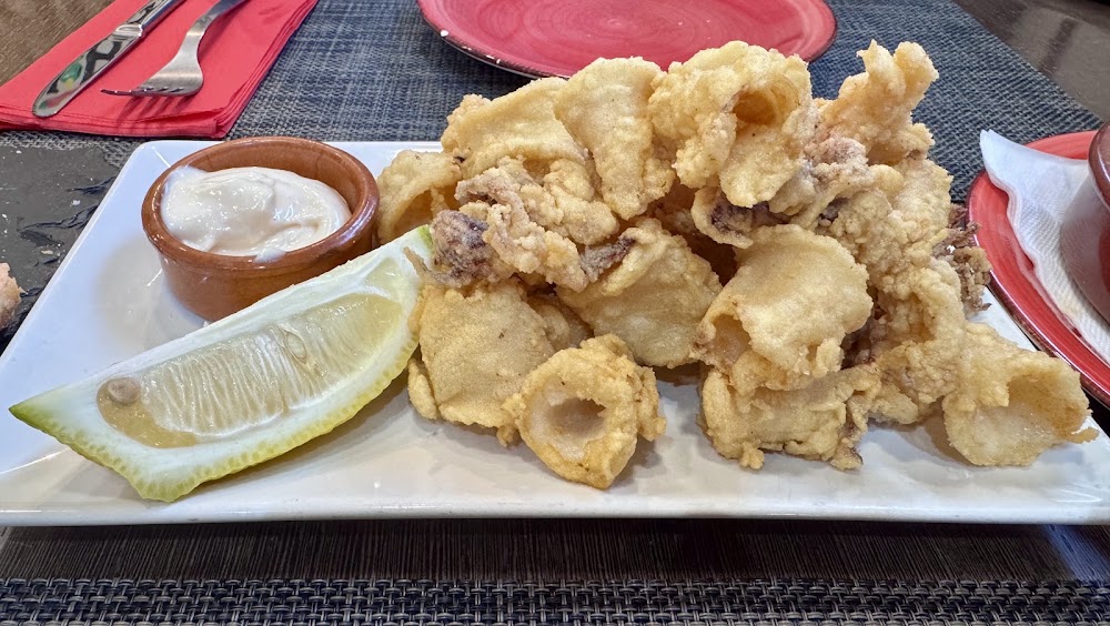 Calamares a la andaluza con limón y all i oli