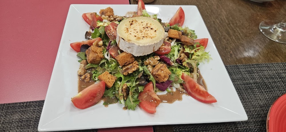 Ensalada con queso de cabra, tomate y frutos secos