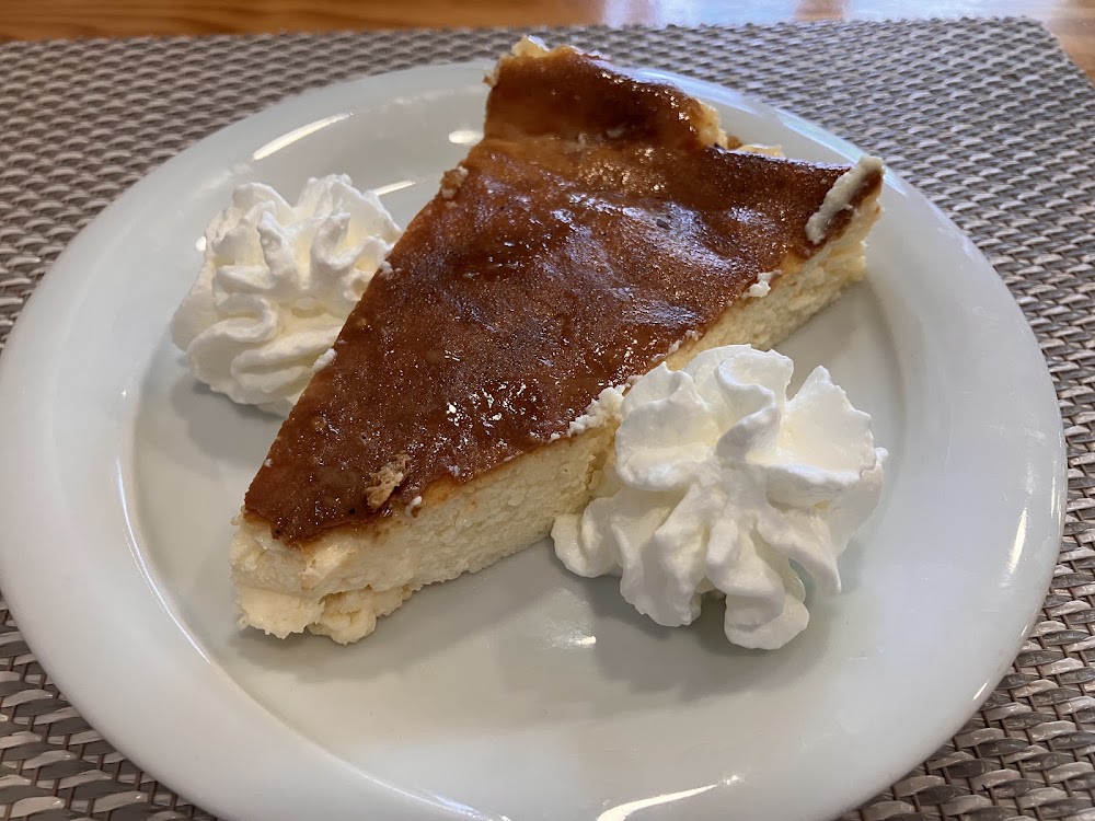 Porción de tarta de queso casera con nata