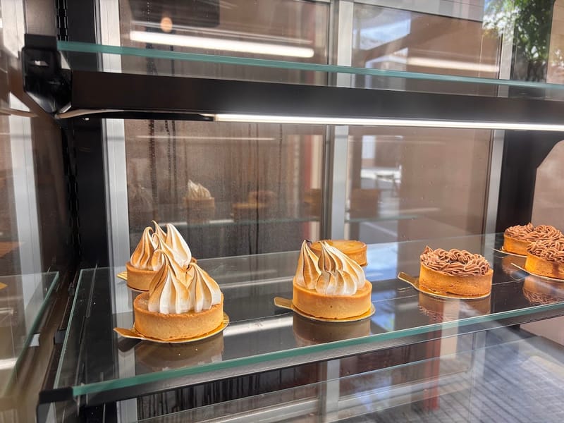 Pasteles y tartaletas artesanas en la vitrina de KRUSTÔ