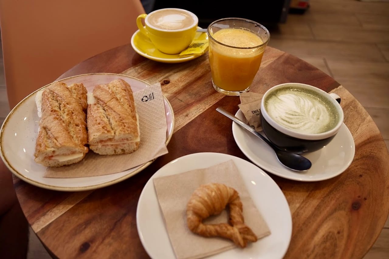 Desayuno en KRUSTÔ: café con leche, matcha, zumo natural y croissant