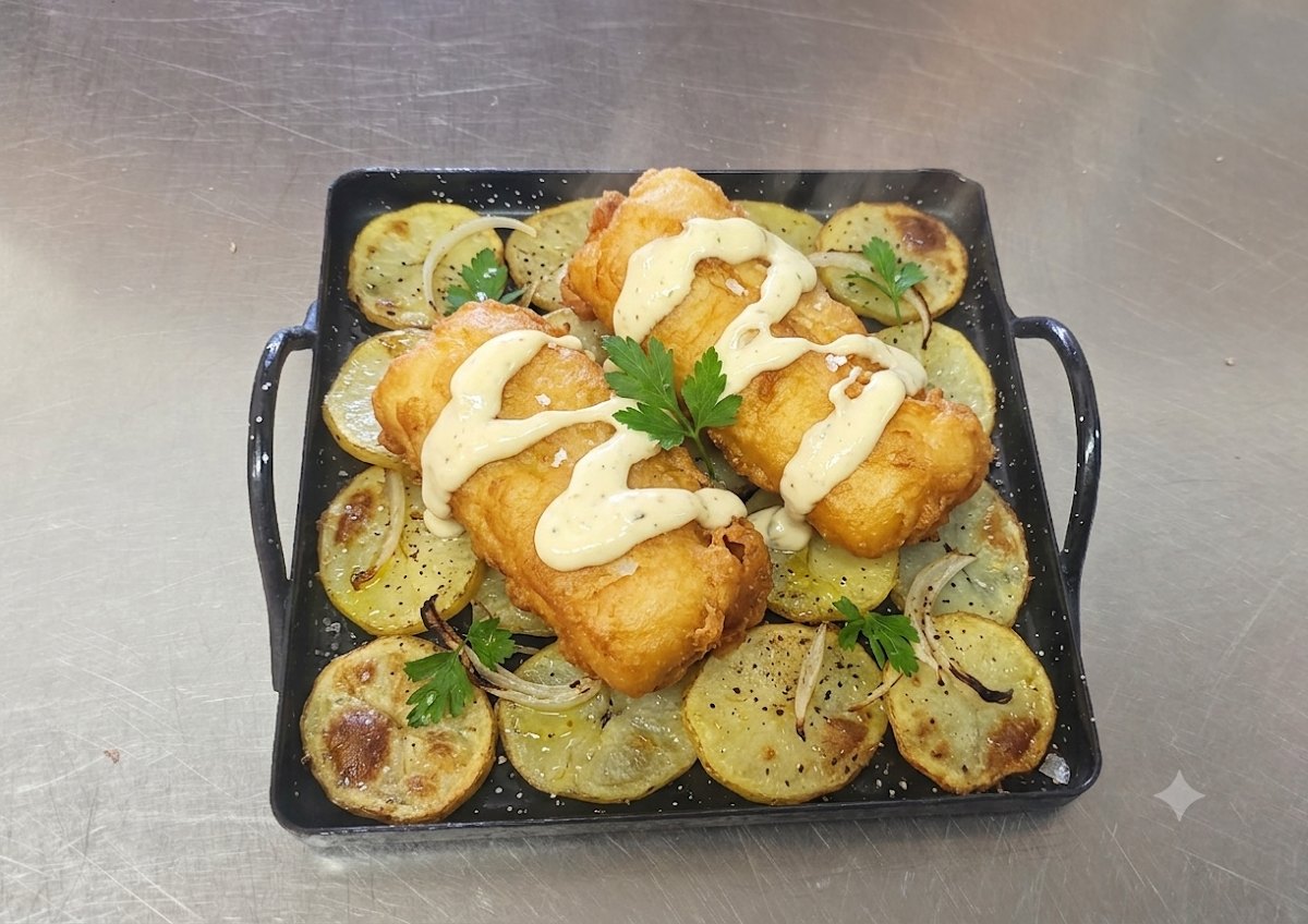 Bacalao rebozado sobre patata panadera con alioli