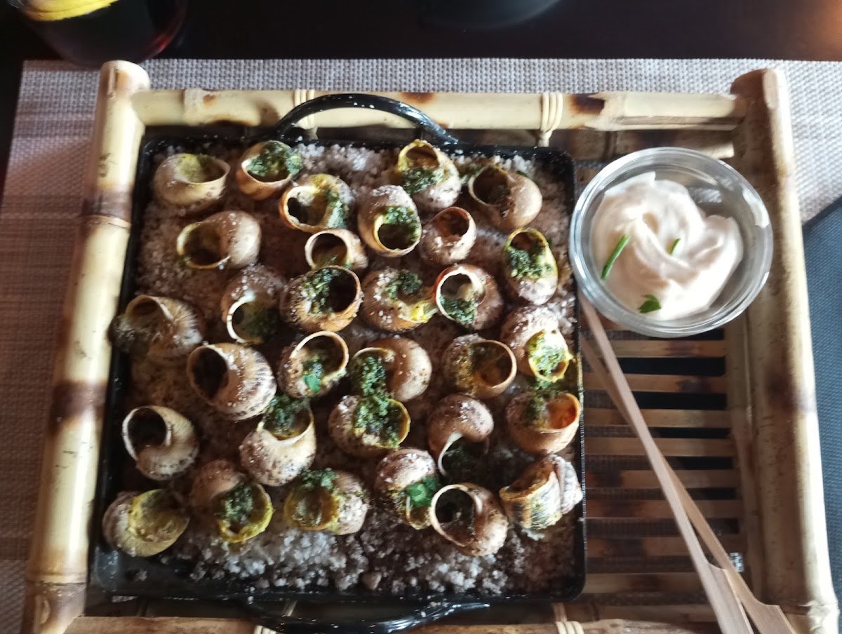 Cazuela de caracoles a la brasa sobre sal, con alioli