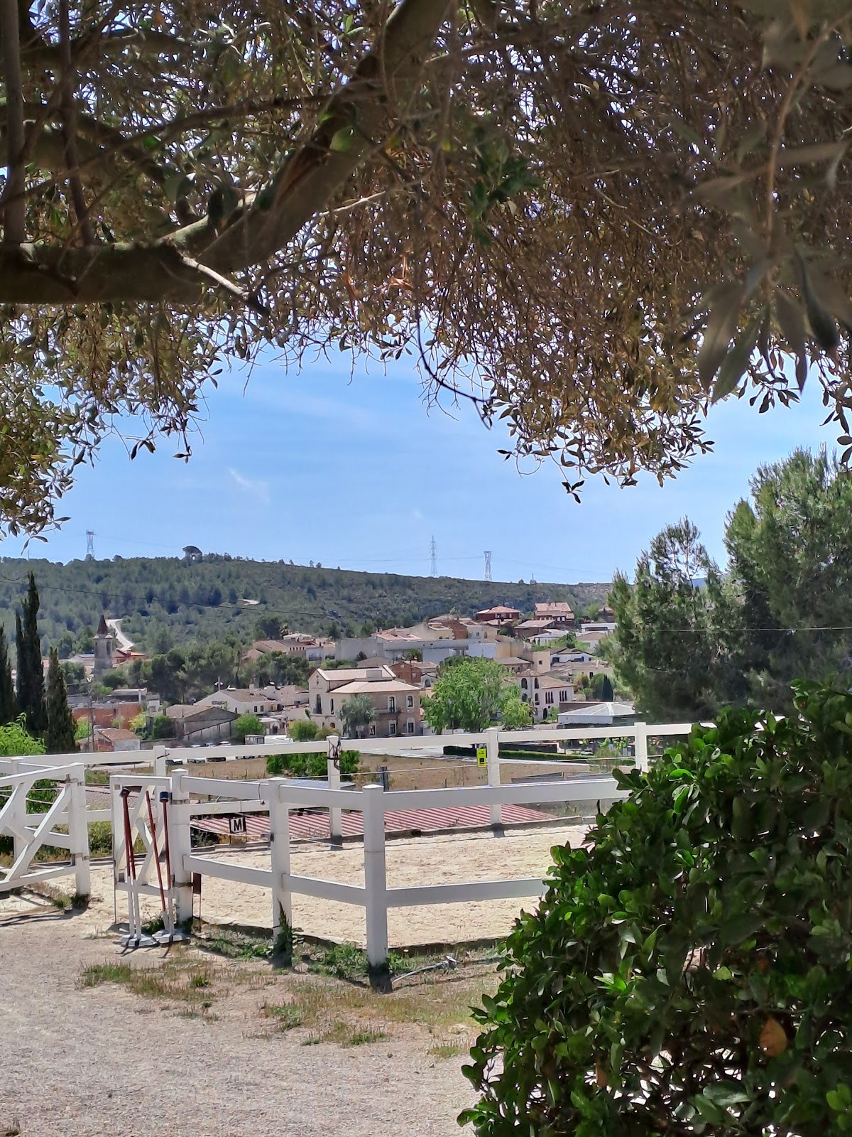 Vistas desde La Serreta sobre la pista de la hípica y el pueblo de Sant Miquel d'Olèrdola